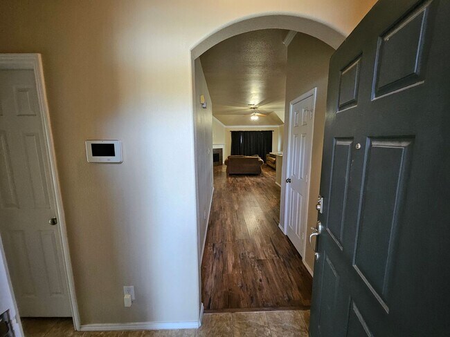 Foto del edificio - Newly Renovated Single Family Home | 3 BR/2BA | with Radiant barrier insulation!