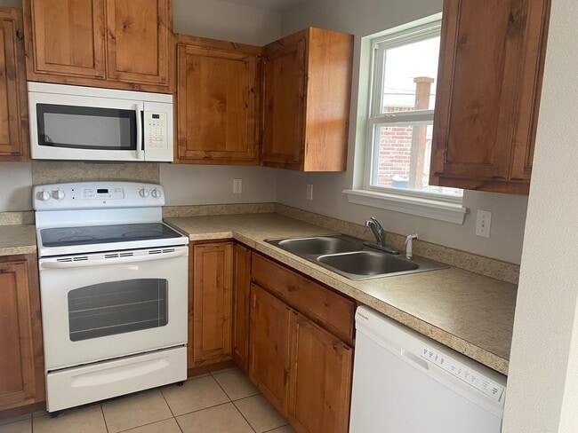 Building Photo - Cute Duplex in Dewey!