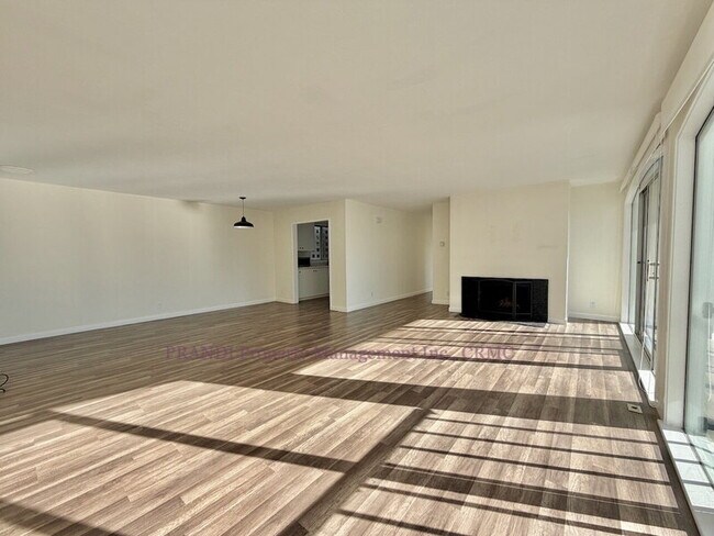 Foto del edificio - 5221 Shelter Bay Ave