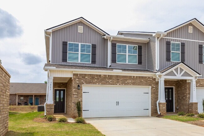 Foto del edificio - "Charming Newly built 3-Bed Townhouse Retreat with Granite Elegance in Prime Huntsville Location!"