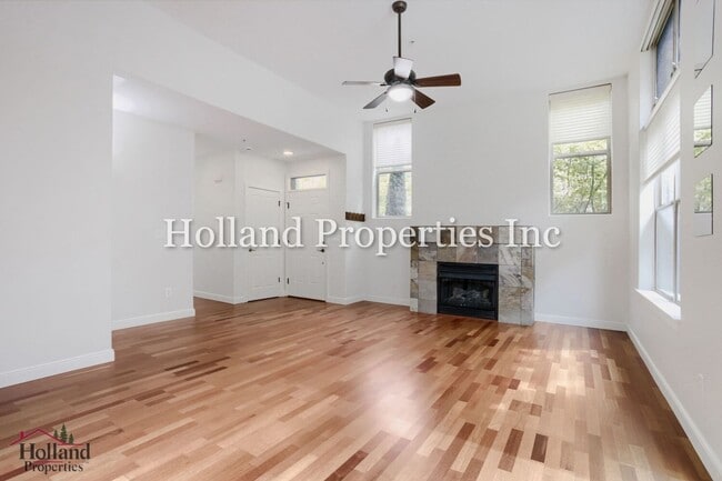 Building Photo - 6267 NE Carillion Dr