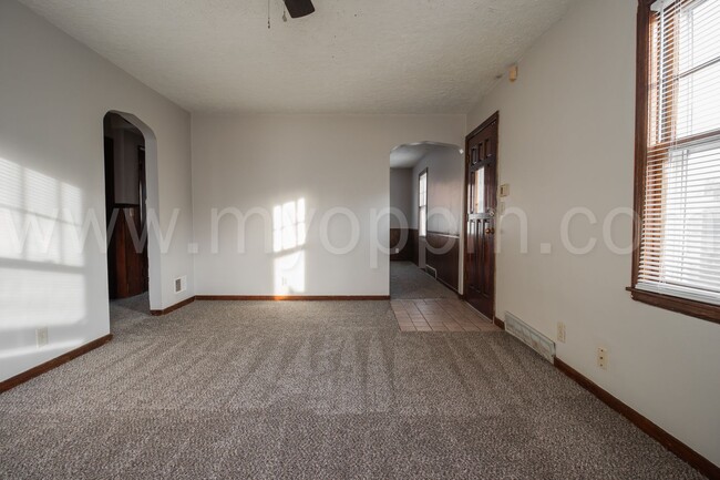 Foto del edificio - 3 Bedroom / 1.5 Bathroom Home | 60th & Center