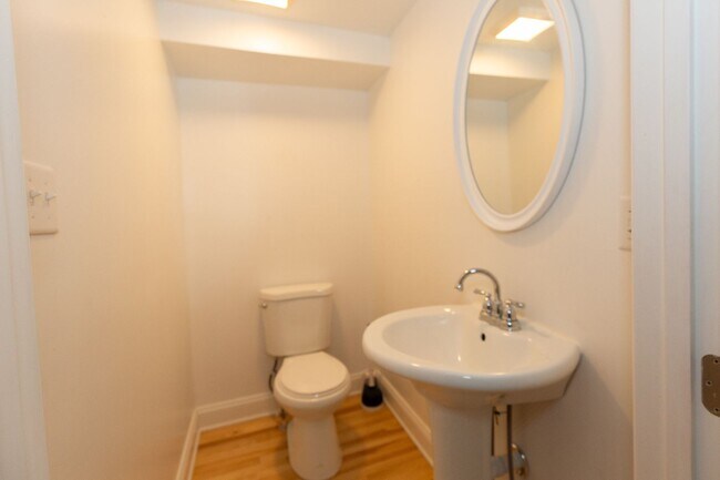 Foto del edificio - 212 W Burke St