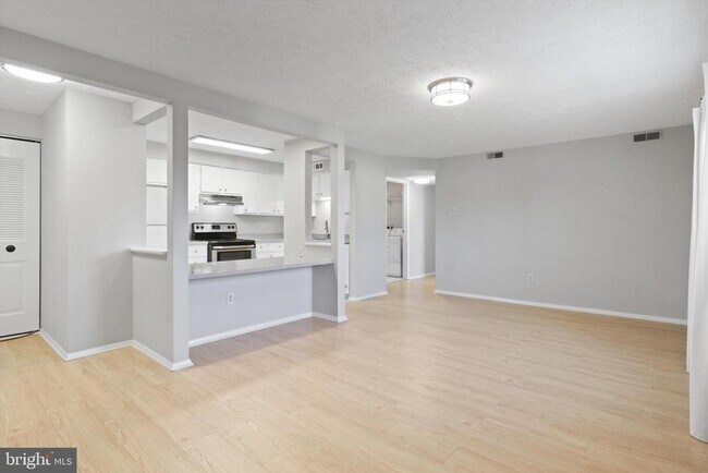 Foto del edificio - 8385 Brockham Dr