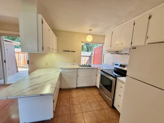 Foto del edificio - Cute West Davis 3 bed Condo