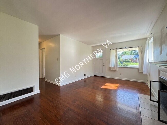 Foto del edificio - 7046 Lee Park Ct