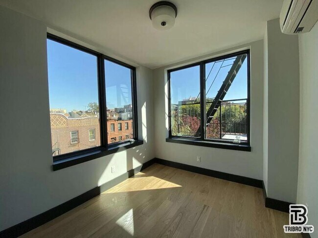 Foto del edificio - 4 bedroom in Brooklyn NY 11215