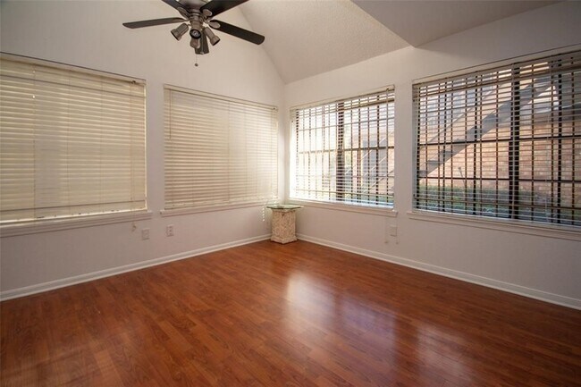 Foto del edificio - 2425 Holly Hall St