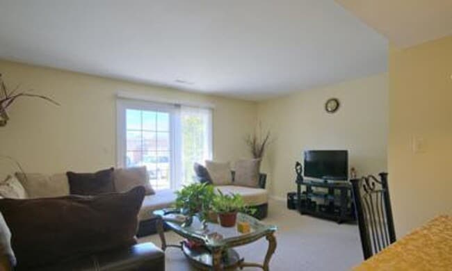 Building Photo - Updated Apartment Near Downtown – Prime Location!