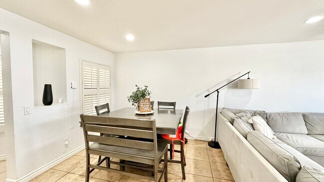 Foto del edificio - Bright & Lovely Two Story Townhome in the VistaMonte at San Luis Rey HOA Community of Oceanside!