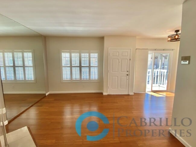Building Photo - Gorgeous 2bd/2ba Condo with In Unit Laundr...
