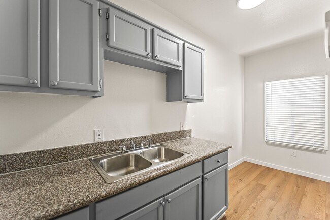 Foto del edificio - 842 W 83rd St
