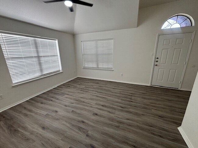 Foto del edificio - Charming 3-Bedroom, 2-Bath Home with Island Kitchen and Dual Living Areas