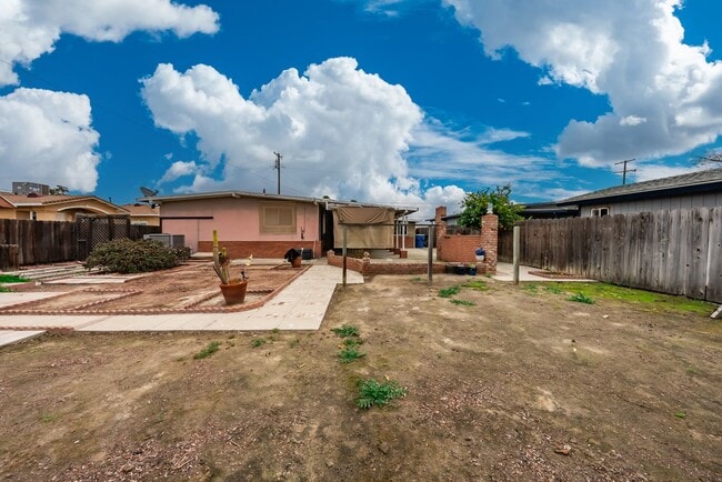 Building Photo - Charming 3 bedroom 1.5 bathroom home locat...