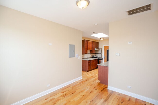 Foto del edificio - 5556 W Belmont Ave
