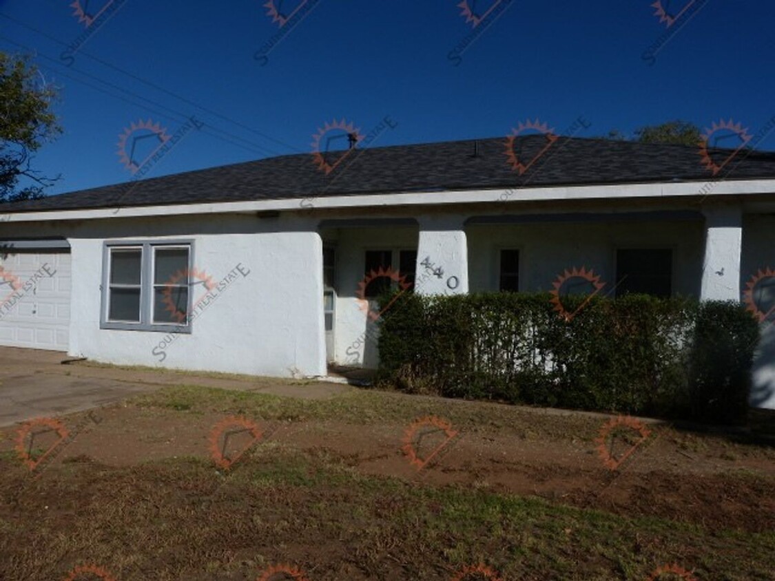 Primary Photo - Nice updated 3 bedroom home with a 1 car g...