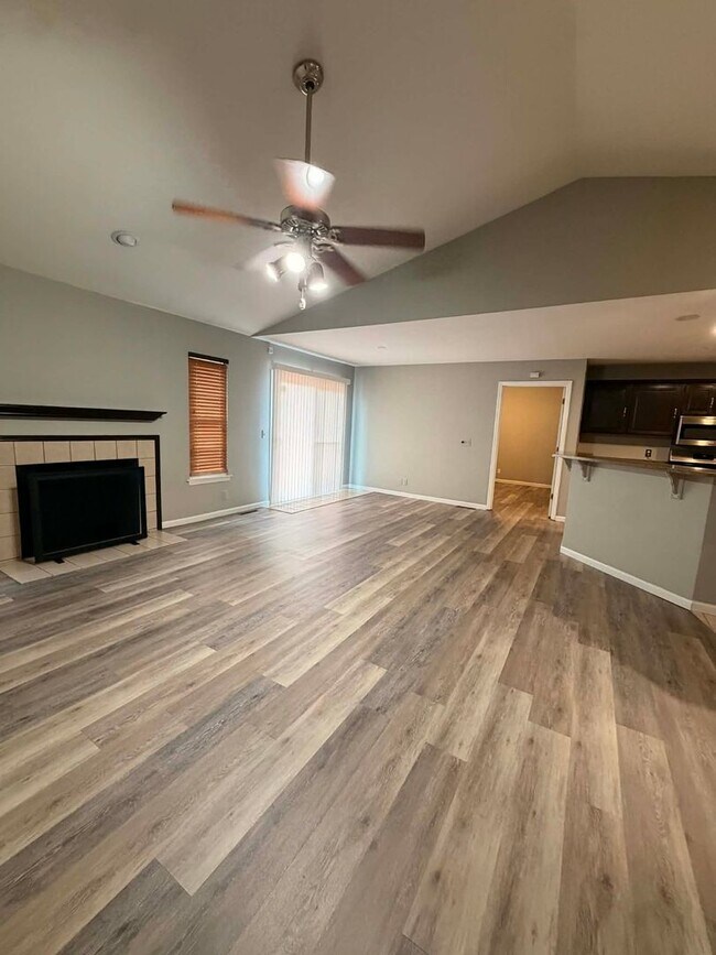 Building Photo - BEAUTIFUL  3 Bedroom 2 Bathroom Home in Royal Heights with garage and large back patio!!!!