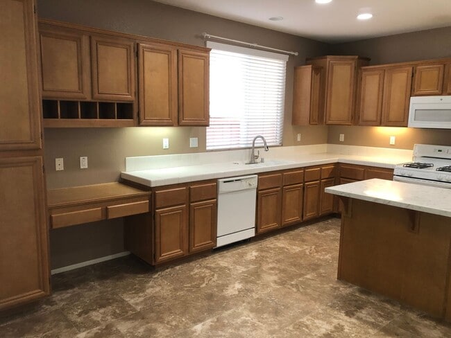 Building Photo - 4 bed Paseo del Sol Home with Downstairs B...