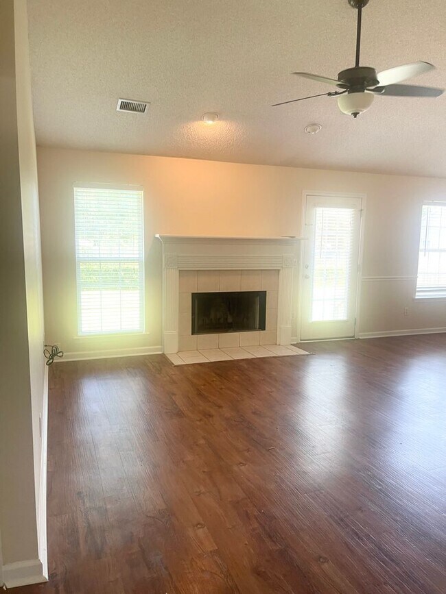 Foto del edificio - 4 bedroom! Fenced Yard! Newly painted! Com...