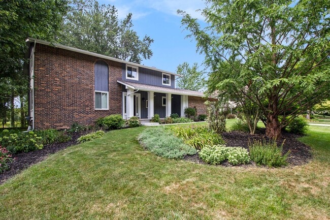 Building Photo - CLASSIC COLONIAL ELEGANCE WITH LAKESIDE SE...