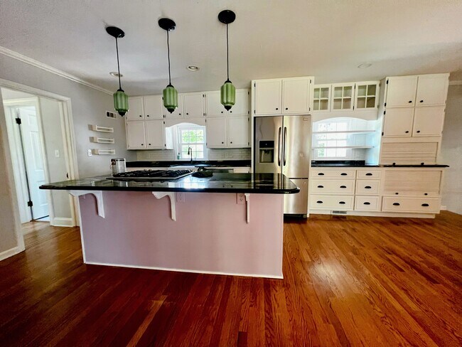 Building Photo - 333 Forest Hill Dr