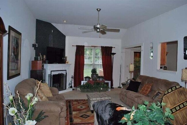 Foto del edificio - 581 Forest Hill Dr