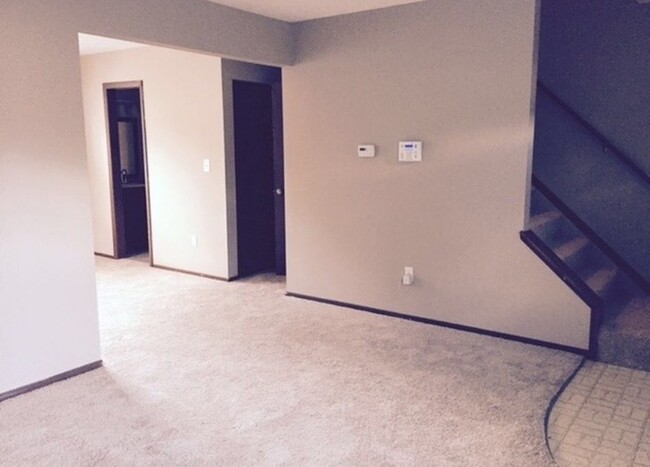 Building Photo - Cuyahoga Falls Condo!