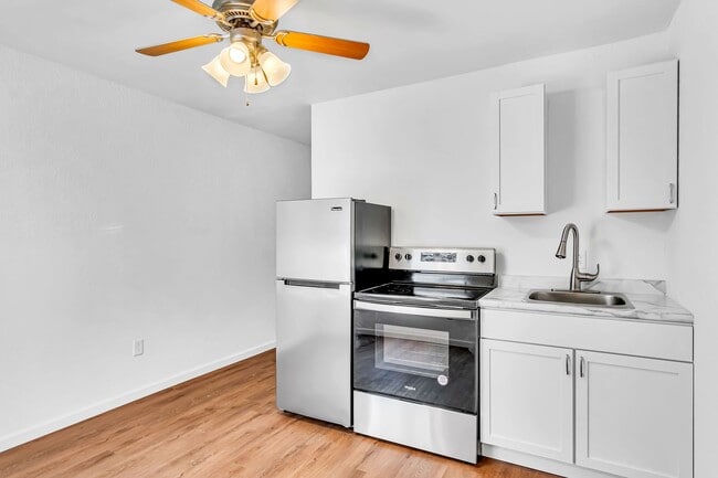 Building Photo - 1 Bedroom Studio in Hollister, MO