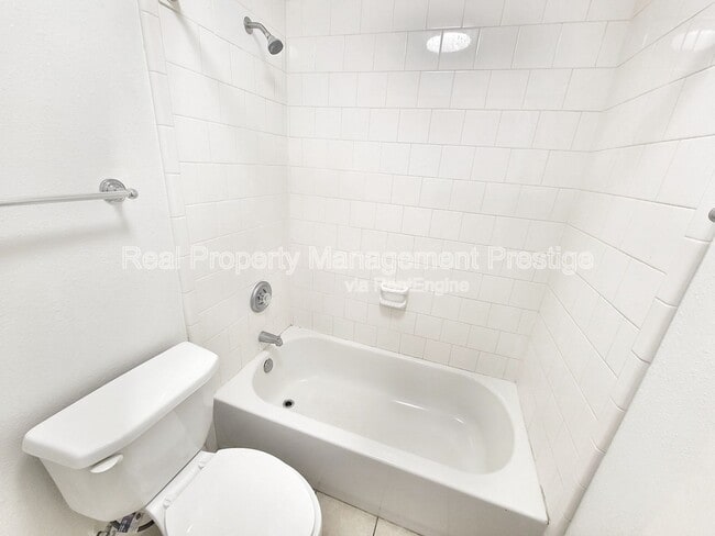 Photo - 1520 Yale St Apartment