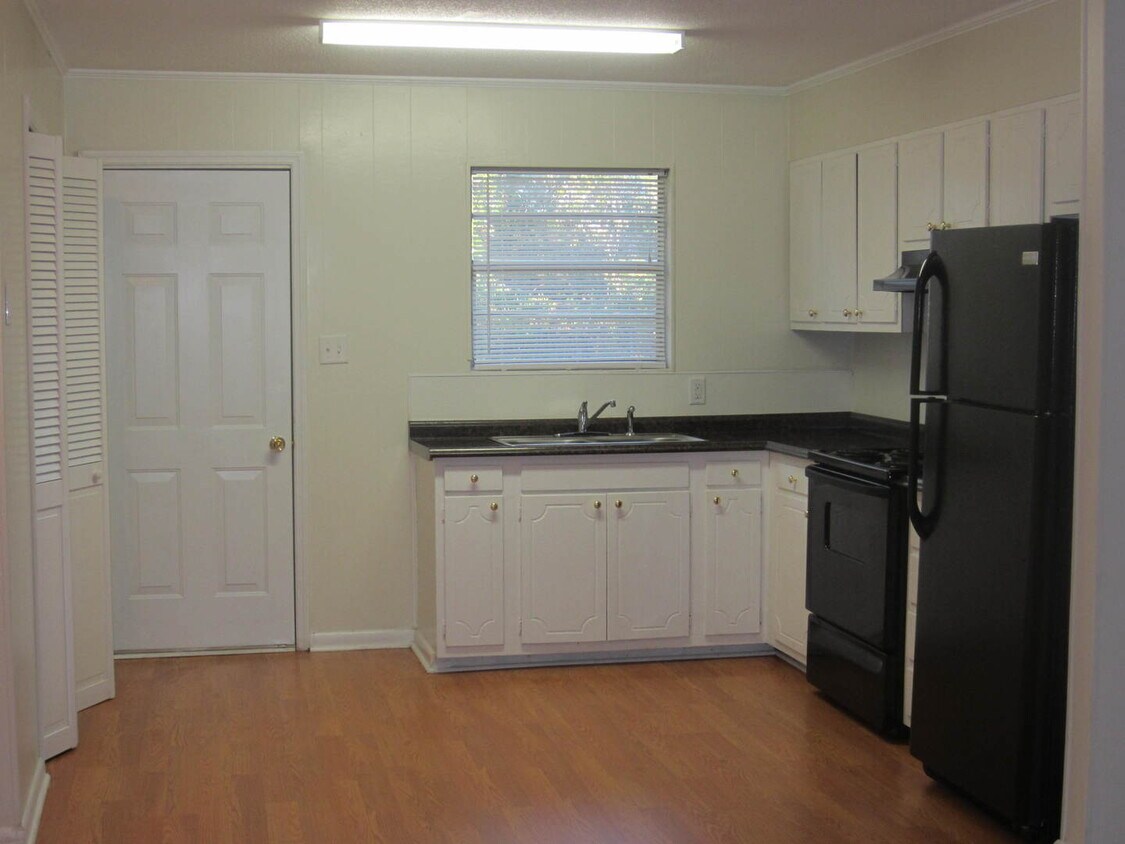 Building Photo - Lankford Place - 2BD/1B Duplex