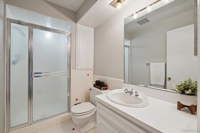 Segundo baño (completo) - 42536 Woodward Ave