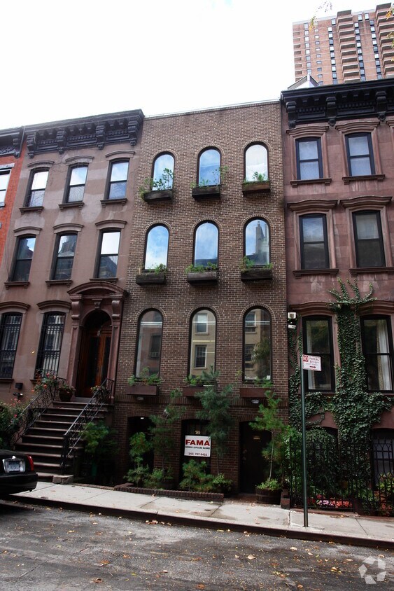 Building Photo - 450 W 44th St