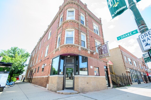 Foto del edificio - 2352 N Drake Ave