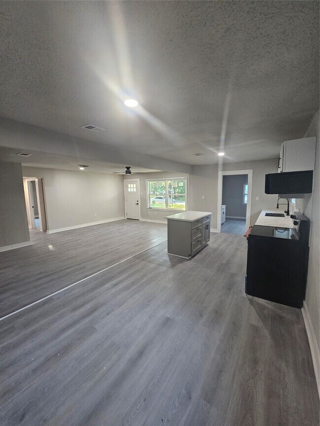 Foto del edificio - 6511 Beekman Rd