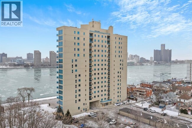 Photo du bâtiment - 1225 Riverside Dr W