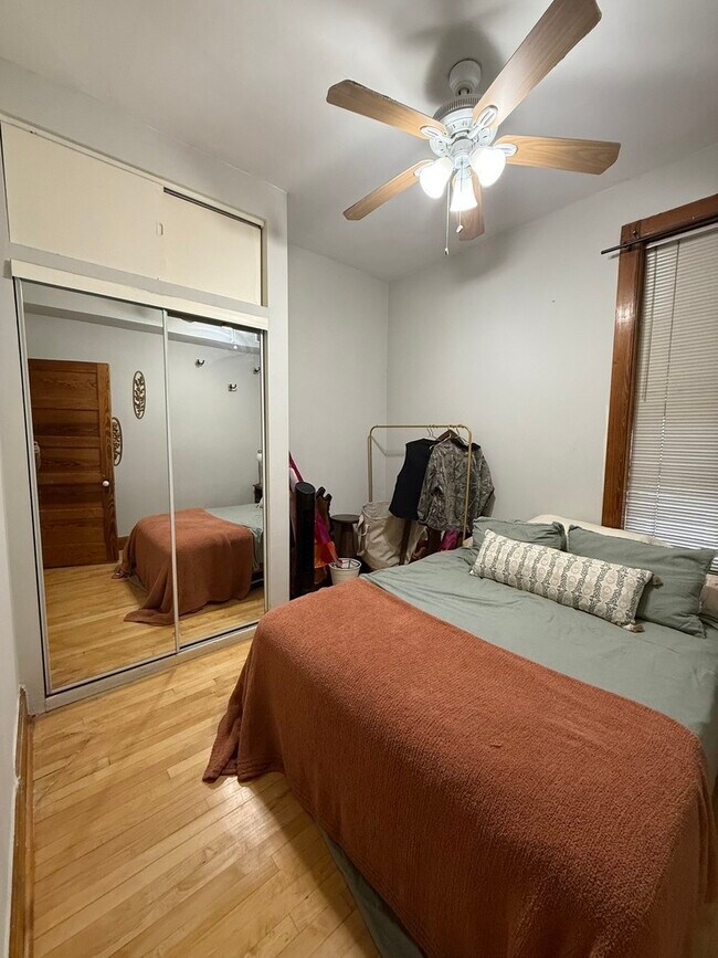 Foto del edificio - 827 W Aldine Ave