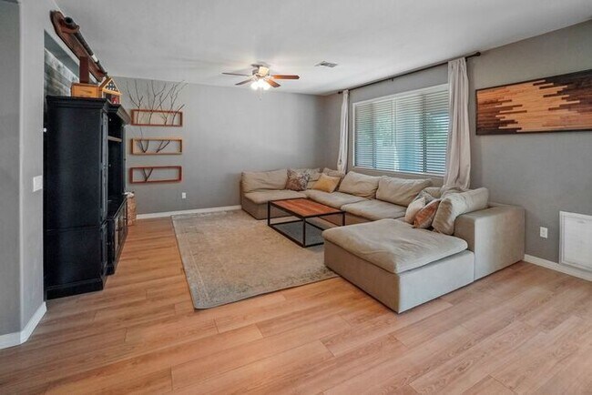 Foto del edificio - Gorgeous 4+1 Bdrm Home in Gladden Farms wi...