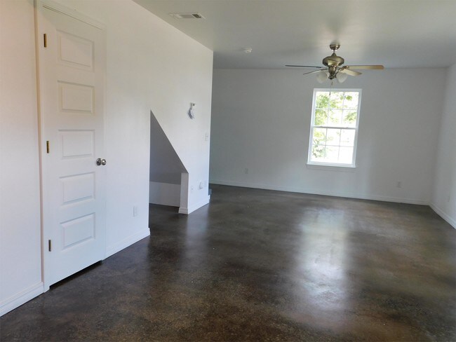 Building Photo - 722 Drennen St