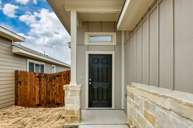 Building Photo - GORGEOUS 3 BEDROOM DUPLEX LOCATED IN MIDLO...