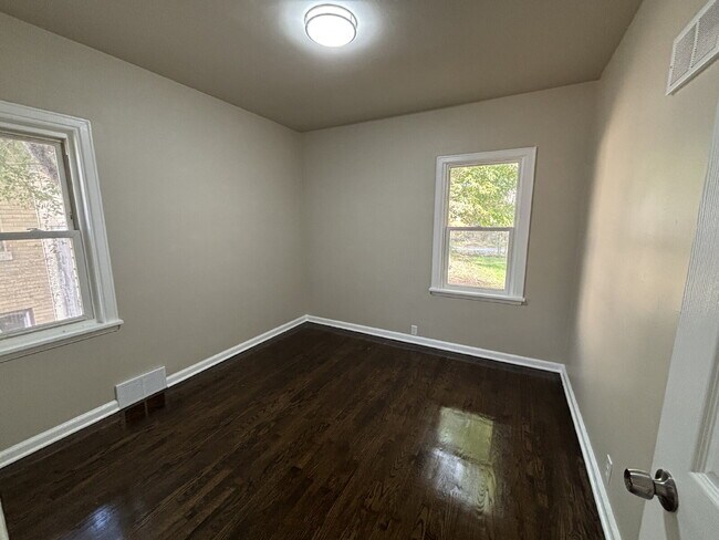 Foto del edificio - Charming 4-bed Home in Gary