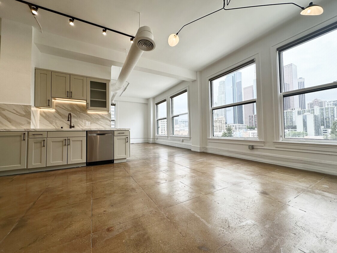 Foto principal - 108 W 2nd St