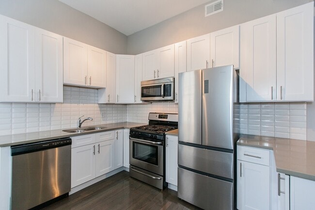 Building Photo - 46 E Chicago Ave