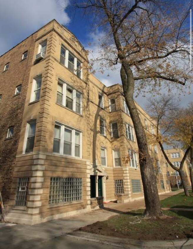 Primary Photo - 3238 W Berteau Ave
