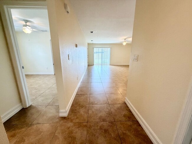 Foto del edificio - Centrally Located 3 Bedroom 2 Bath 1 Car Garage Duplex- Lawn service and washer and dryer is incl...