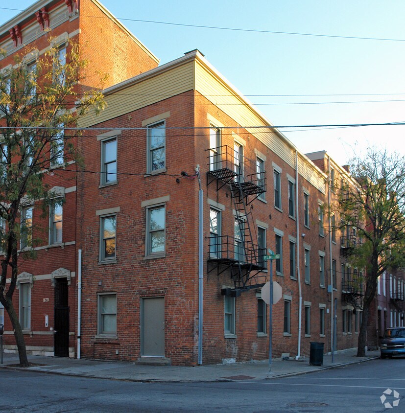 Primary Photo - 1700 Elm St