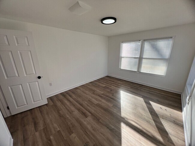 Foto del edificio - Cozy 1-Bedroom Triplex Unit with New Appliances