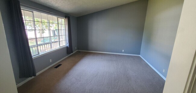 Foto del edificio - Three Bedroom w/ a Large Bonus Room on a C...