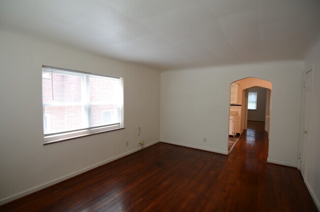 Foto del edificio - 6321 Girard Ave