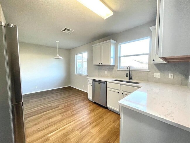 Building Photo - 335 Avalanche Ave