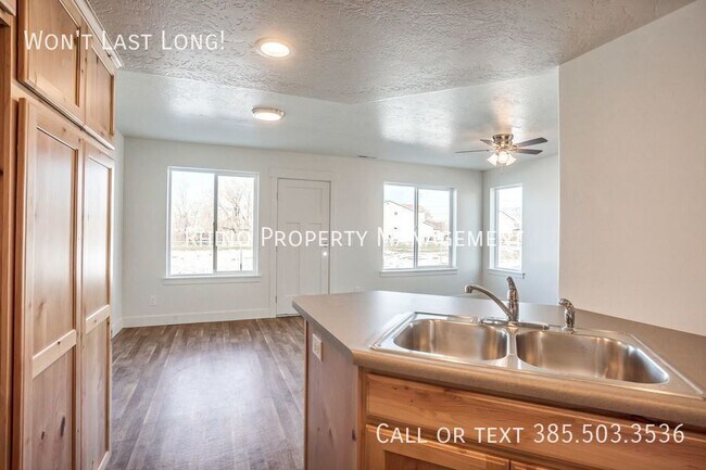 Building Photo - 3 Bedroom/2.5 Bathroom Townhome In Midvale